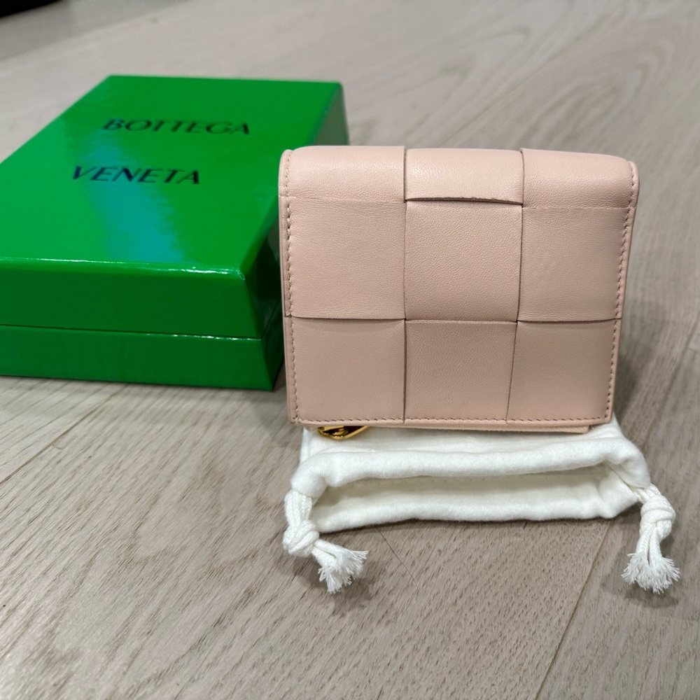Bottega Veneta Vibrant Green Box with White Pouch